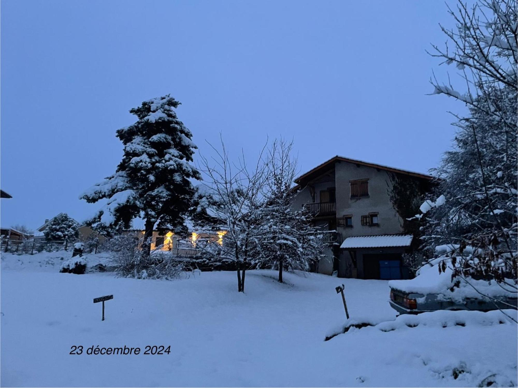 Appartement Dans Maison Brié-et-Angonnes Exterior foto